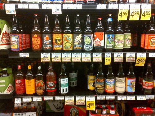 個性的なラベルが目を引く地ビール。このスーパーでは地元産のものはLOCALと札が付いていました