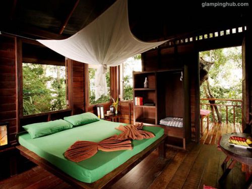 ホテルと比べても遜色ない、タイのツリーハウスの部屋© glampinghub.com