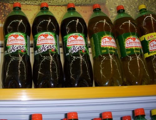 スーパーに並ぶブラジルを代表するガラナ飲料のブランド、アンタルクチカのガラナ飲料。左はアサイ入りのガラナ