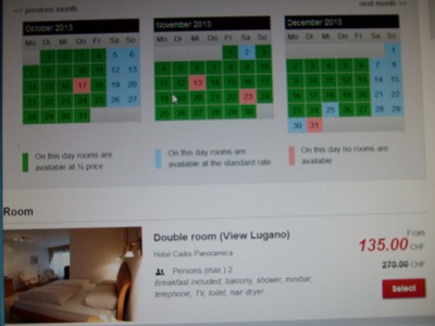 カレンダーでグリーンの日付のところが半額対象日、ブルー及び赤色の日付はそれぞれ正規料金、予約不可日だそう。