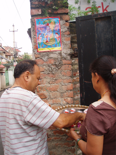 一部始終を見届けたあと、お供物だよと一緒にいた子どもにリンゴをくださいました。