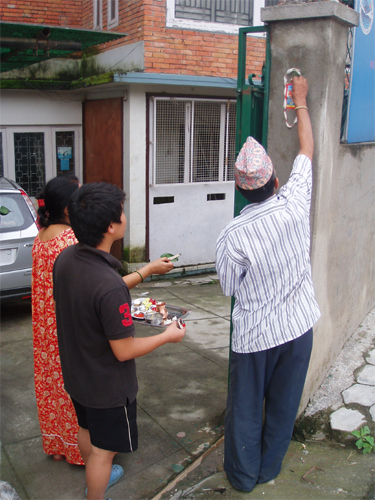 家長を筆頭に家族そろって行います。