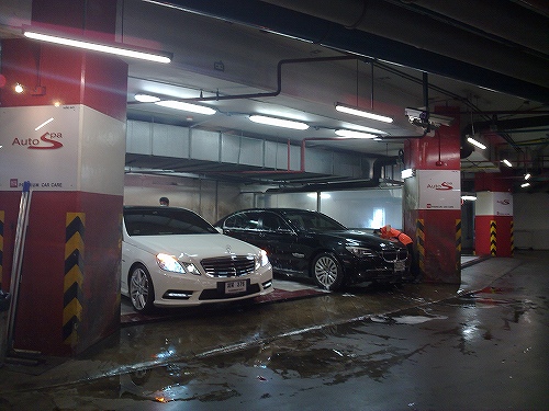 この店はスタッフの手作業による洗車です