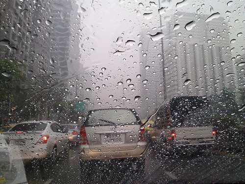 ひぇ〜〜帰り道に早速の雨降りです…