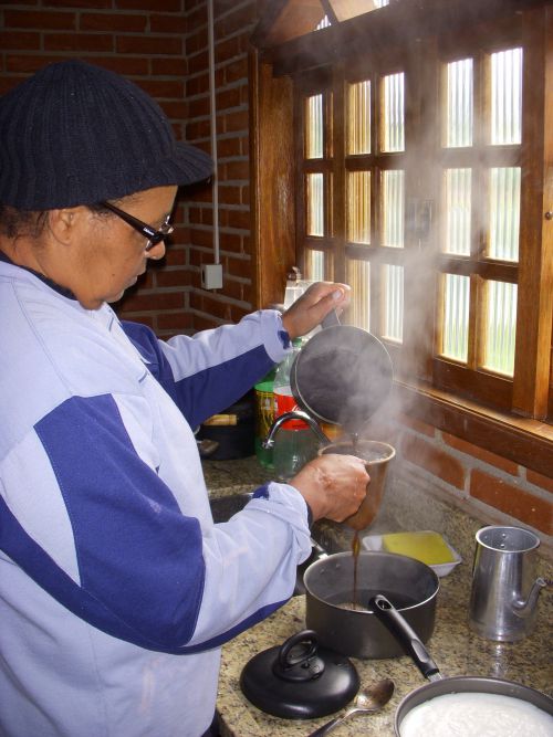 煮立ったコーヒーエキスを濾している