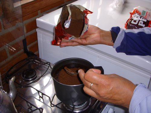 火にかけ始めた鍋の水にコーヒーの粉を入れている