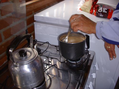 沸騰するまでコーヒーの粉の入った鍋をスプーンでかき回し続ける