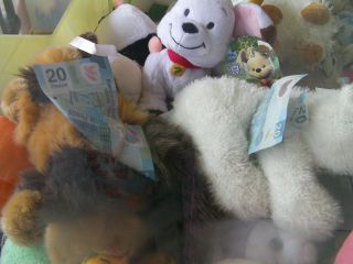 わーい、ぬいぐるみ！青い紙はパパね。