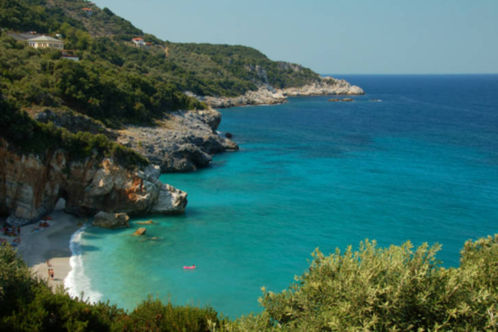 小さな砂浜で、エーゲ海を眺める