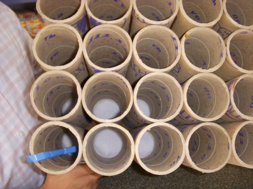 花火店では地上60メートルまで上がる大きな連発花火も一般客に販売されている