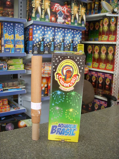 一本で4色の花火が打ち上がる目玉商品『アクアレーラ・ド・ブラジル』（一箱25レアル、約1250円）