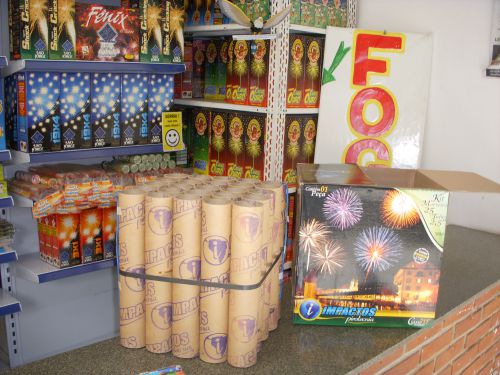 25本の筒から2発ずつ連続して地上60メートルまで上がる花火（580レアル、約26000円）