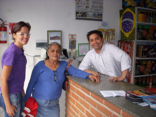 『フォーゴス・カーザ・パルマ』の責任者のジルソンさんと病気治療用の火薬を求めて来訪していた女性たち