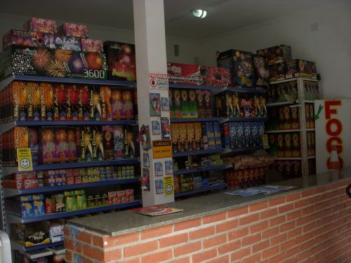 『フォーゴス・カーザ・パルマ』のカウンターと奥の棚に陳列された花火の数々