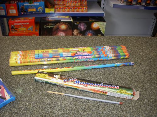 子供でも遊べるタイプの花火（手前は手持ち花火、後ろは一本の棒から12個の玉が打ちあがる花火）