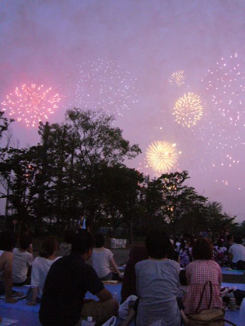 こちらは手前で上がる小さめの花火。近いです。