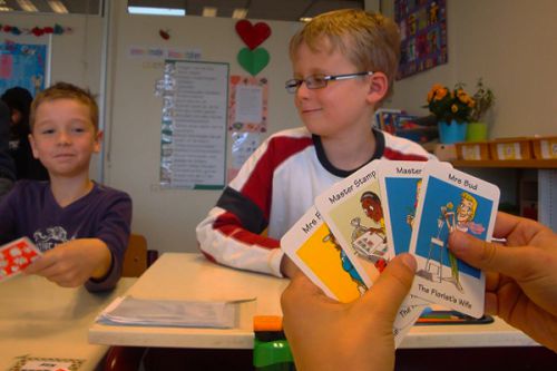 カードを使ってゲームをしながら英語を習得。