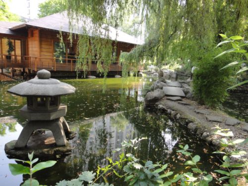 ハッピー寿司の日本庭園