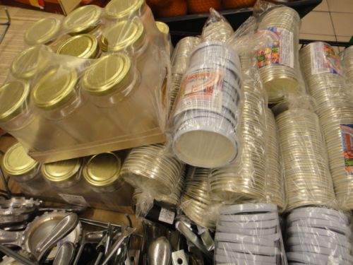 なぜかマーケットやスーパーでもよく売っていた大量のビンの蓋