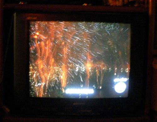 規模も派手さも世界トップクラスという、1月1日になると同時に一斉に打ち上げが開始するリオデジャネイロ市の海岸沿いのプロの花火大会のテレビ中継.