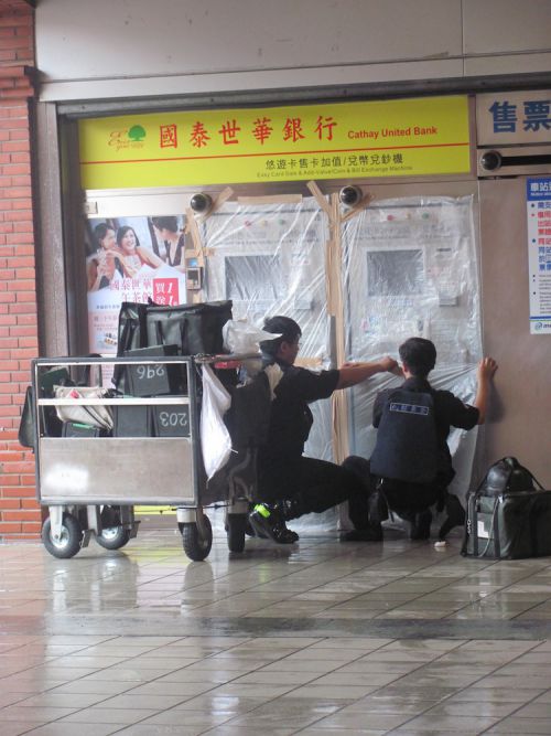 MRT淡水駅のATMは防水対策を施しています