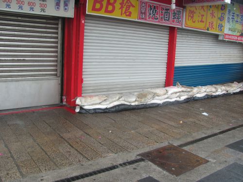 淡水老街（ダンシュイラオジエ）の川辺のお店の様子