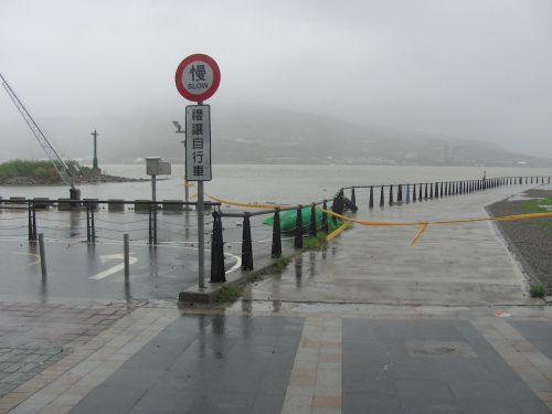 川の前にある柵の前には非常線も