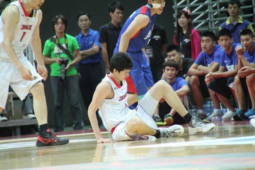 試合中は当たり負けして、倒されることも