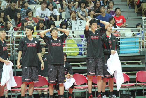 ベンチではチームメイトと共にこの表情（右から2人目）