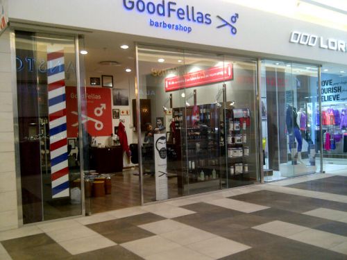 理容室。青・赤・白の理容室の目印は、世界共通なのですね。