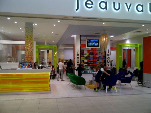 美容室。カラフルで明るい店内です。