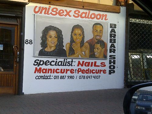 黒人専門の理美容室の看板。絵がなんともリアルです。