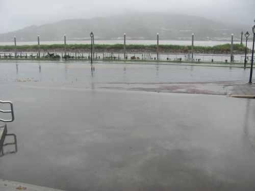 広場の前の水たまり