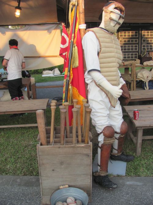 ブースには、実際に撮影で使用された用具なども飾られました