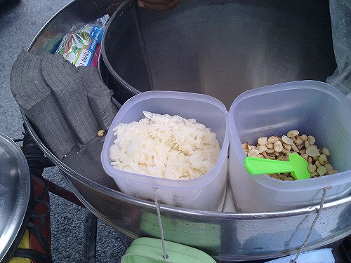 もち米とトッピング用の焼きピーナッツ