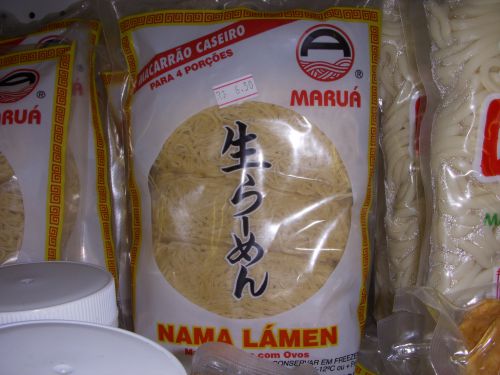 サンパウロ市内の日本食品店で販売されているラーメン用の生麺