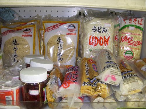サンパウロ市内の日本食品店で販売されているラーメン用の生麺など