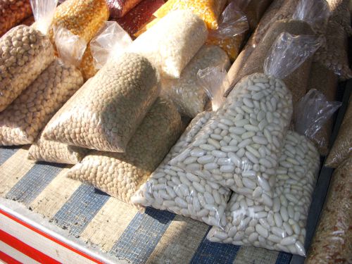 ブラジルで料理に使われる様々な乾物の豆など