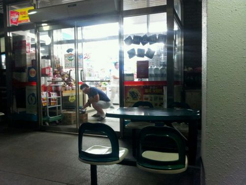 韓国のコンビニ前にはテーブルと椅子があることがあります