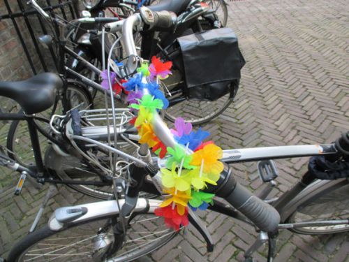 造花のカラフルな花がかわいいハンドル