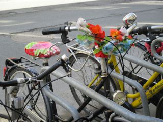 同じ造花でも色が違うと雰囲気がかわりますね