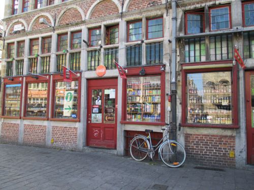 店の窓にかざられたベルギービールたち