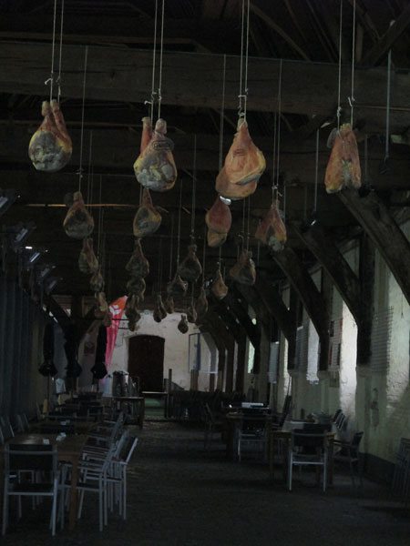 ぶらさっているハムの燻製たち