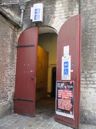 公衆トイレへの入り口はこのおしゃれな赤い扉