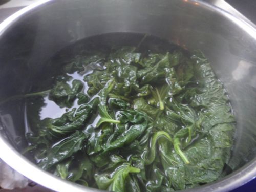 鍋で煮込みます