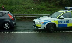 白地に青と黄色のスウェーデンのパトカー