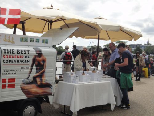 人魚のお着物を売るで店も人だかり