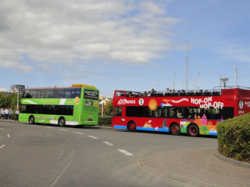 観光バスも何台も止まっていました。