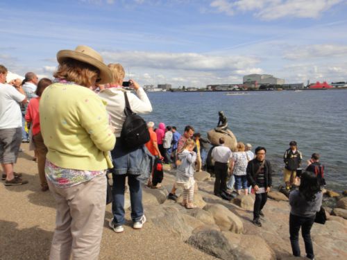 記念写真を撮る人々　　お天気にも恵まれました