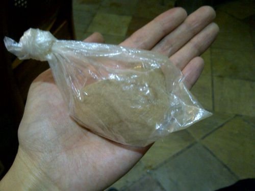 こぶし半分程度の大きさの土。固くて、触った感じは石のようです。値段は１ランド（約10円）でした。